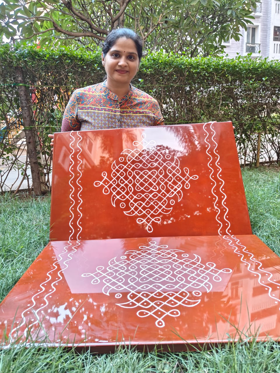 Hand-painted kolam wall panels, finished with a glossy resin topcoat and thoughtfully designed to adorn both sides of the puja room. A timeless touch of tradition, handcrafted with care for D'Designz Interiors. ✨